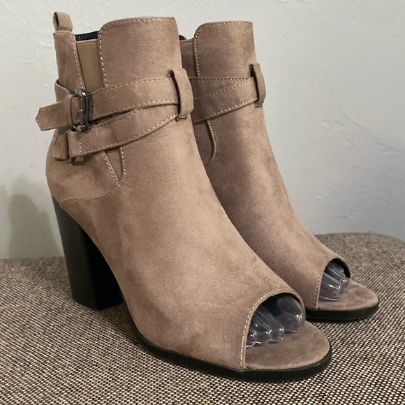 London Rag taupe colored peep toe, suede ankle boots, size 7. - Picture 1 of 13